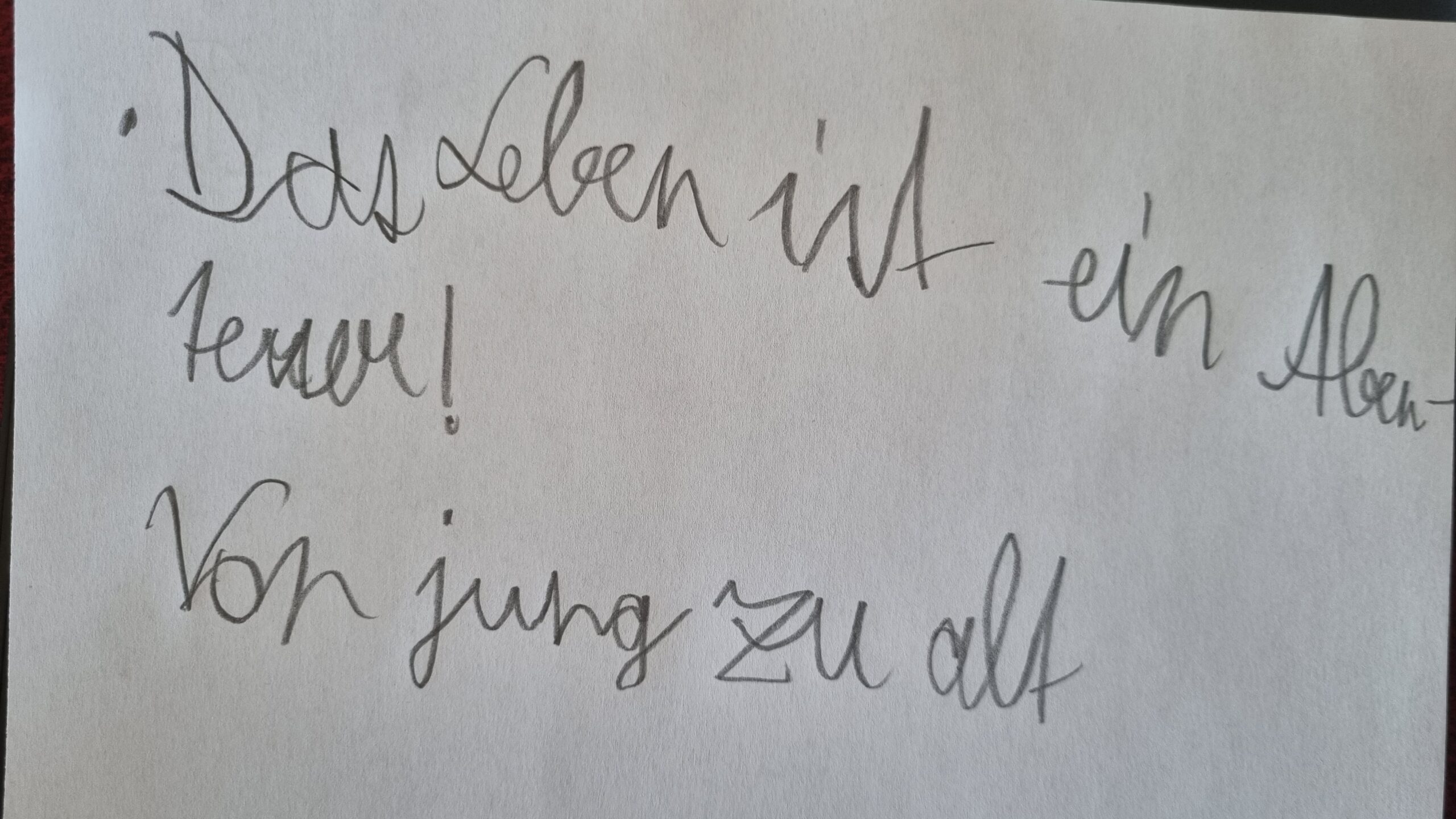In Schreibschrift geschrieben: "Das Leben ist ein Abenteuer. Von Jung zu Alt"